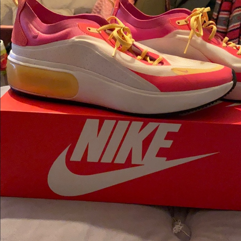 Wmns Air Max Dia SE 'Laser Fuchsia'